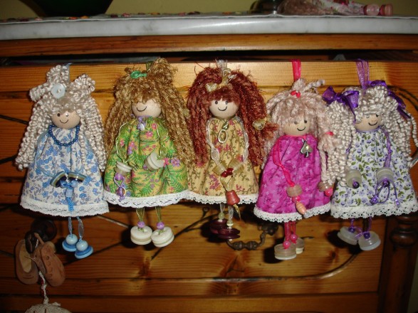 5 muñecas hechas con botones.