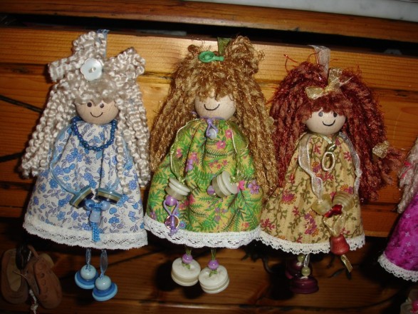 3 muñecas hechas con botones reusados.